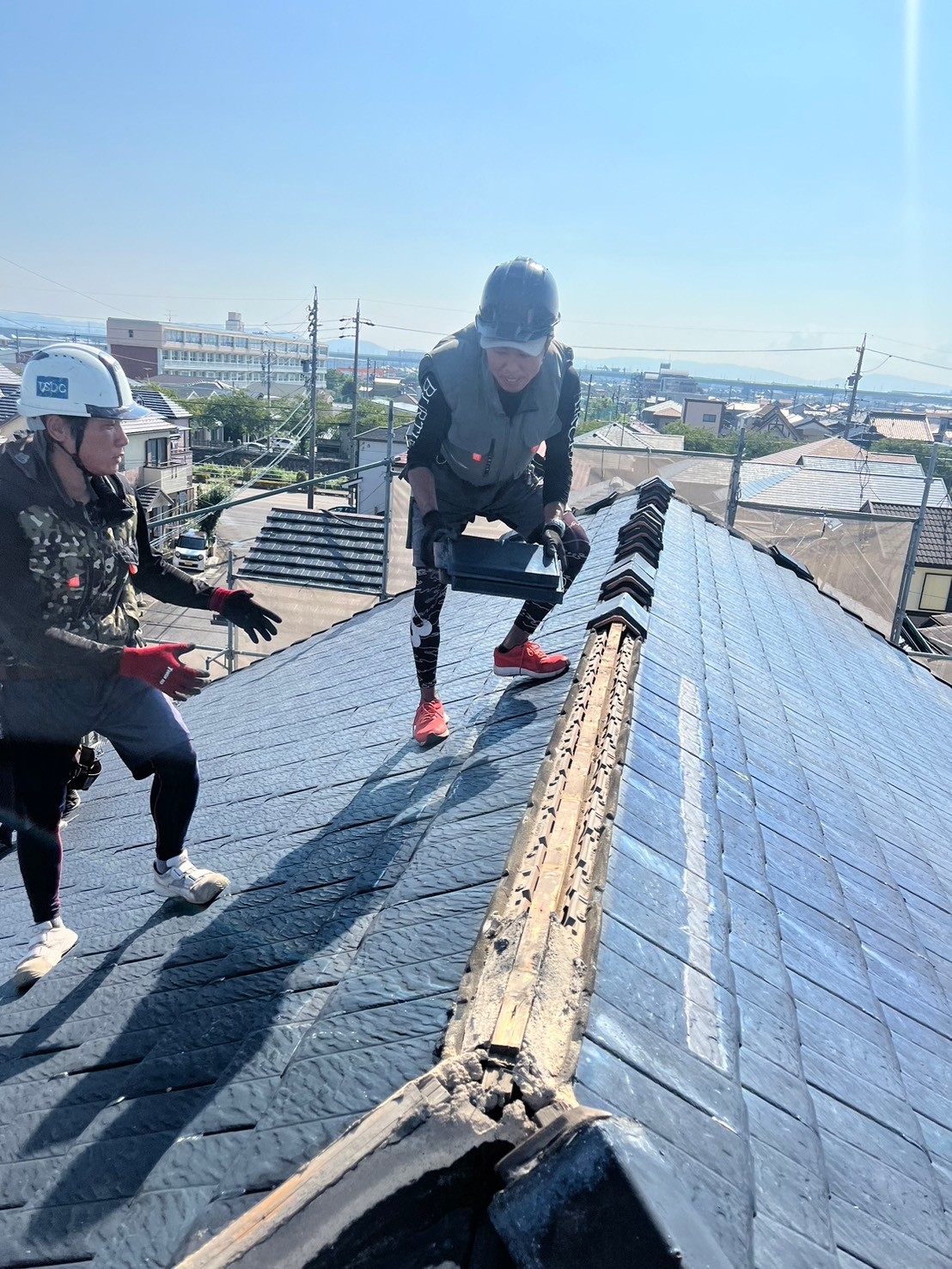 屋根瓦ふせ替え工事　スタートします。